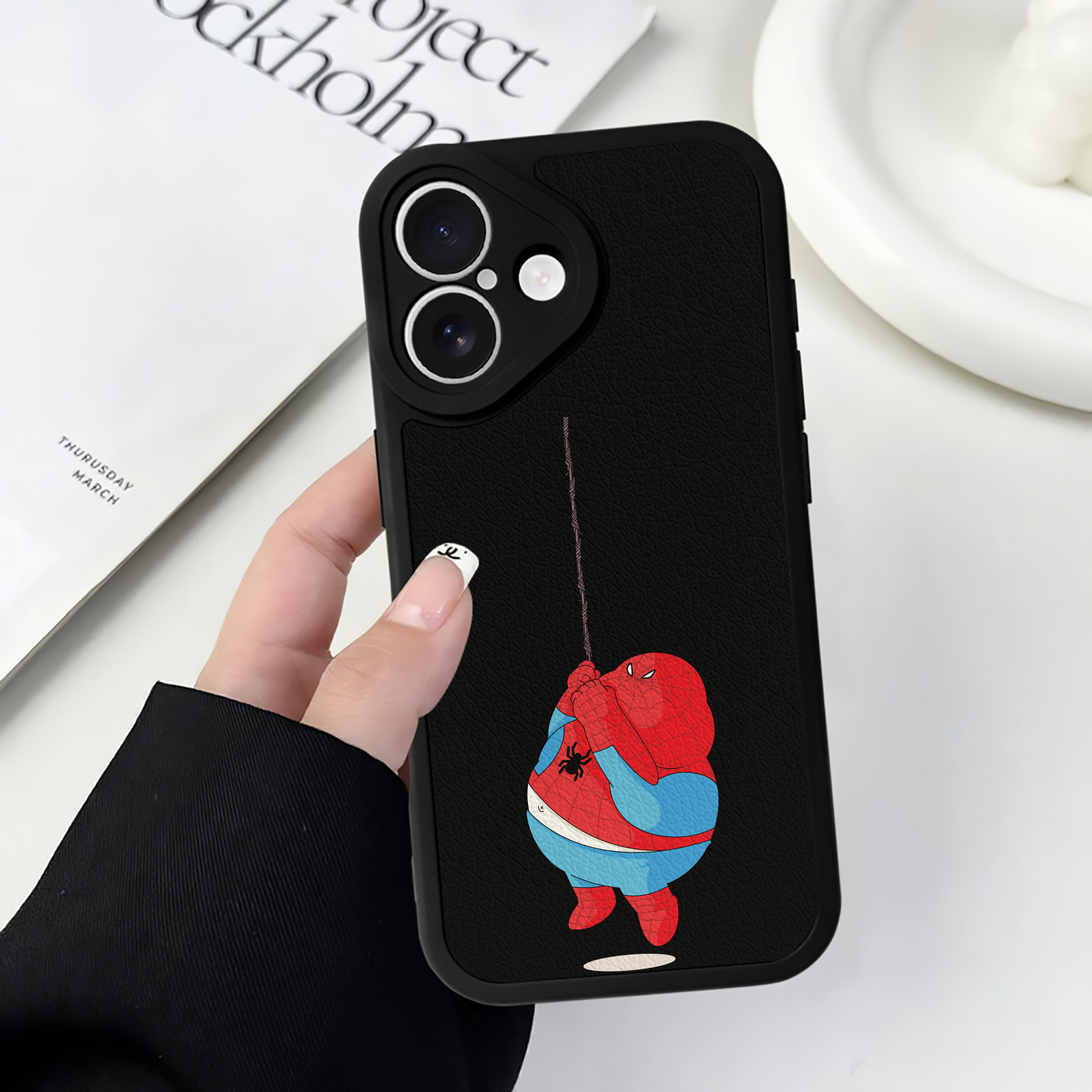（画像用） アベンジャーズ The Avengers 【iPhone 16シリーズ対応】シリコンスマホケース（レザー調） 材質：シリコン